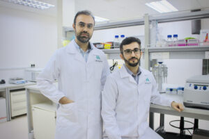 Les cofondateurs en portrait debout dans un laboratoire